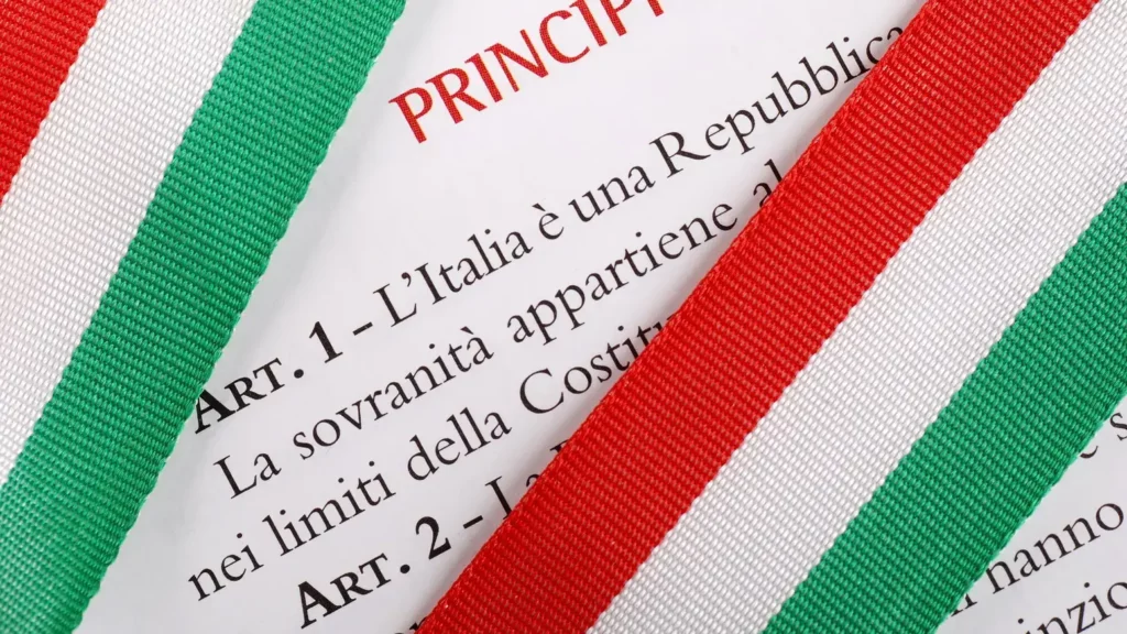 primi articoli della costituzione italiana coperti da un filo con il tricolore